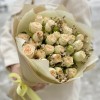 9 кустовых пионовидных роз Саммер с шамелациумом